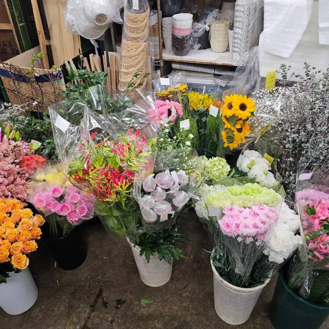 先日は臨海斎場にて葬儀の飾り付けをお手伝いさせていただきまし...