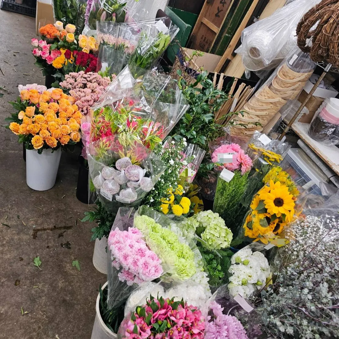 先日は臨海斎場にて葬儀の飾り付けをお手伝いさせていただきまし...